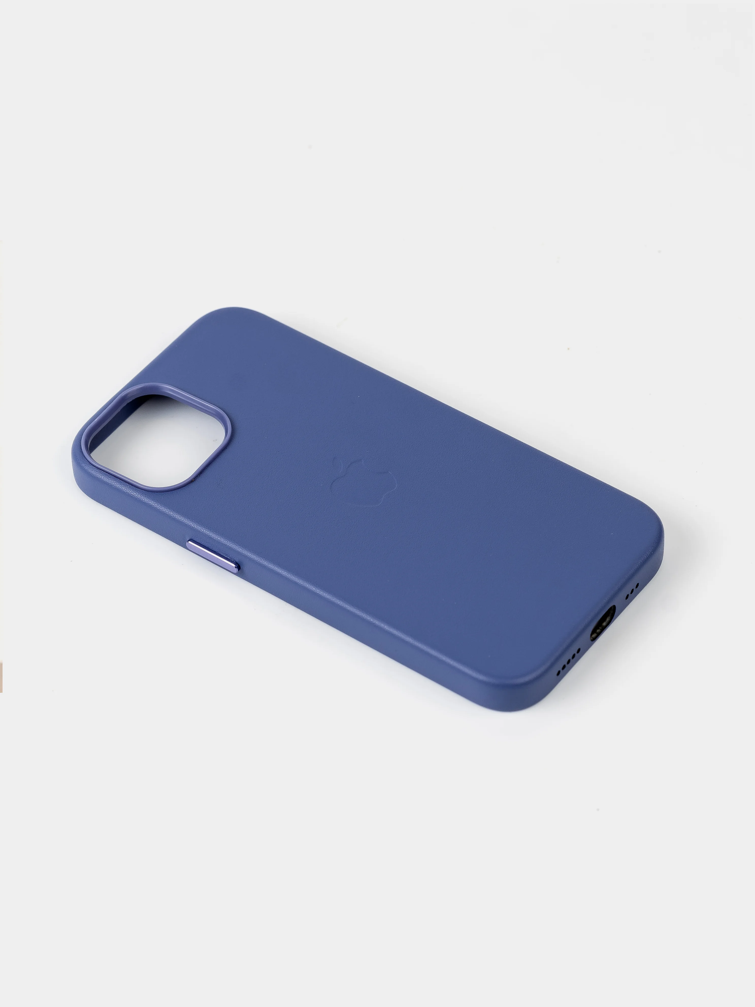 Голубой кожаный чехол для iPhone 14 Leather Case с MagSafe