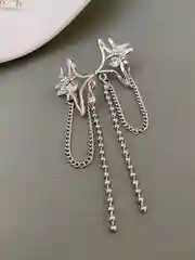 Женские серьги из двух звёзд с цепочкой