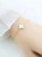 Золотой браслет женский с кулоном Сердце и клевер