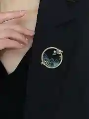 Женская брошь в виде Гор и Планеты