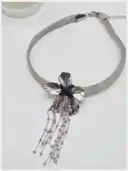Серый колье женское, чокер, ожерелье, со цветком, вечернее, новогоднее
