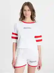 Красный шорты и футболка