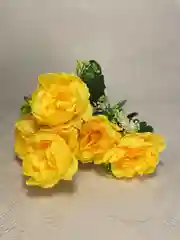 Желтый искусственные цветы: пионы, розы, осока, растения, зелень