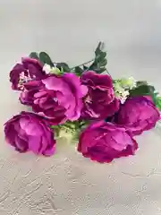 Бордовый искусственные цветы: пионы, розы, осока, растения, зелень