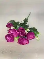 Бордовый искусственные цветы: пионы, розы, осока, растения, зелень