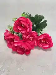Алый искусственные цветы: пионы, розы, осока, растения, зелень