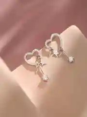 Серьги сердце бижутерия повседневные нарядные с камнями
