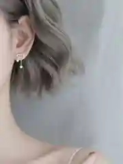 Серьги сердце бижутерия повседневные нарядные с камнями