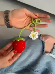 Красный брелок клубника вязанный с цветочком мягкий на сумку