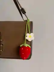 Красный брелок клубника вязанный с цветочком мягкий на сумку