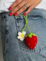 Красный брелок клубника вязанный с цветочком мягкий на сумку