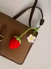 Красный брелок клубника вязанный с цветочком мягкий на сумку