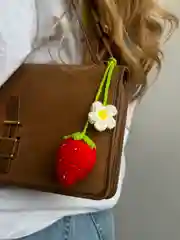 Красный брелок клубника вязанный с цветочком мягкий на сумку