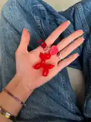 Красный брелок собачка с сердечком на ключи сумку обвес
