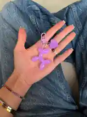 Фиолетовый брелок собачка с сердечком на ключи сумку обвес