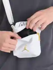 Белый сумка через плечо AirJordan, унисекс, легкий и компактный