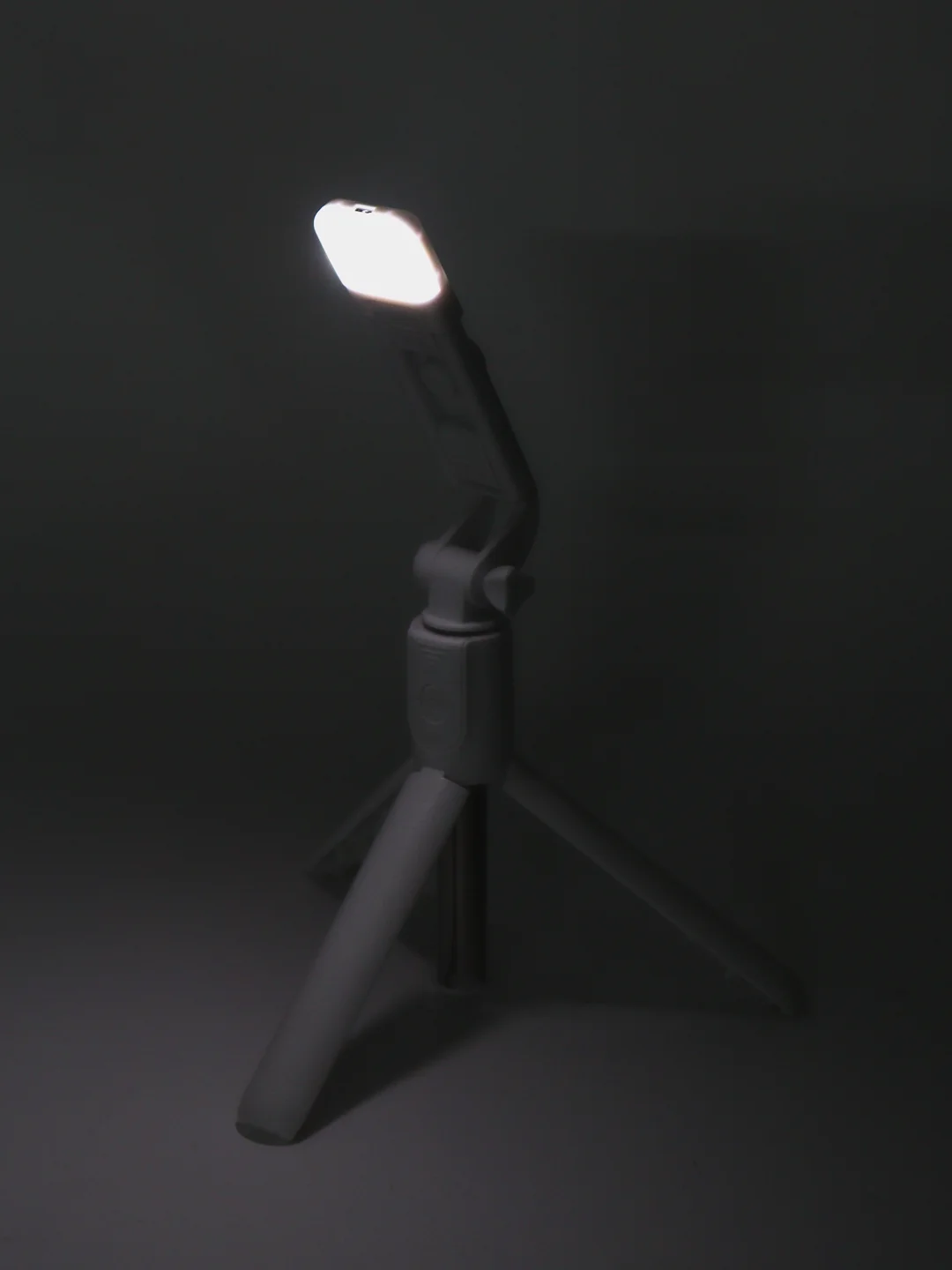 Белый монопод и штатив для селфи с Bluetooth пультом и LED-подсветкой / Селфи палка с триподом