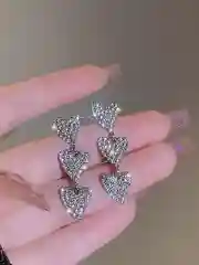 Серьги женские в виде трех сердец со стразами