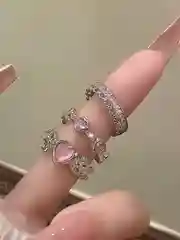 Белый комплект женских колец с сердечками