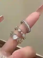 Белый комплект женских колец с сердечками