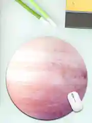 Розовый круглый коврик для мыши в виде планеты