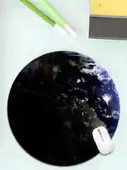 Темно-синий круглый коврик для мыши в виде планеты