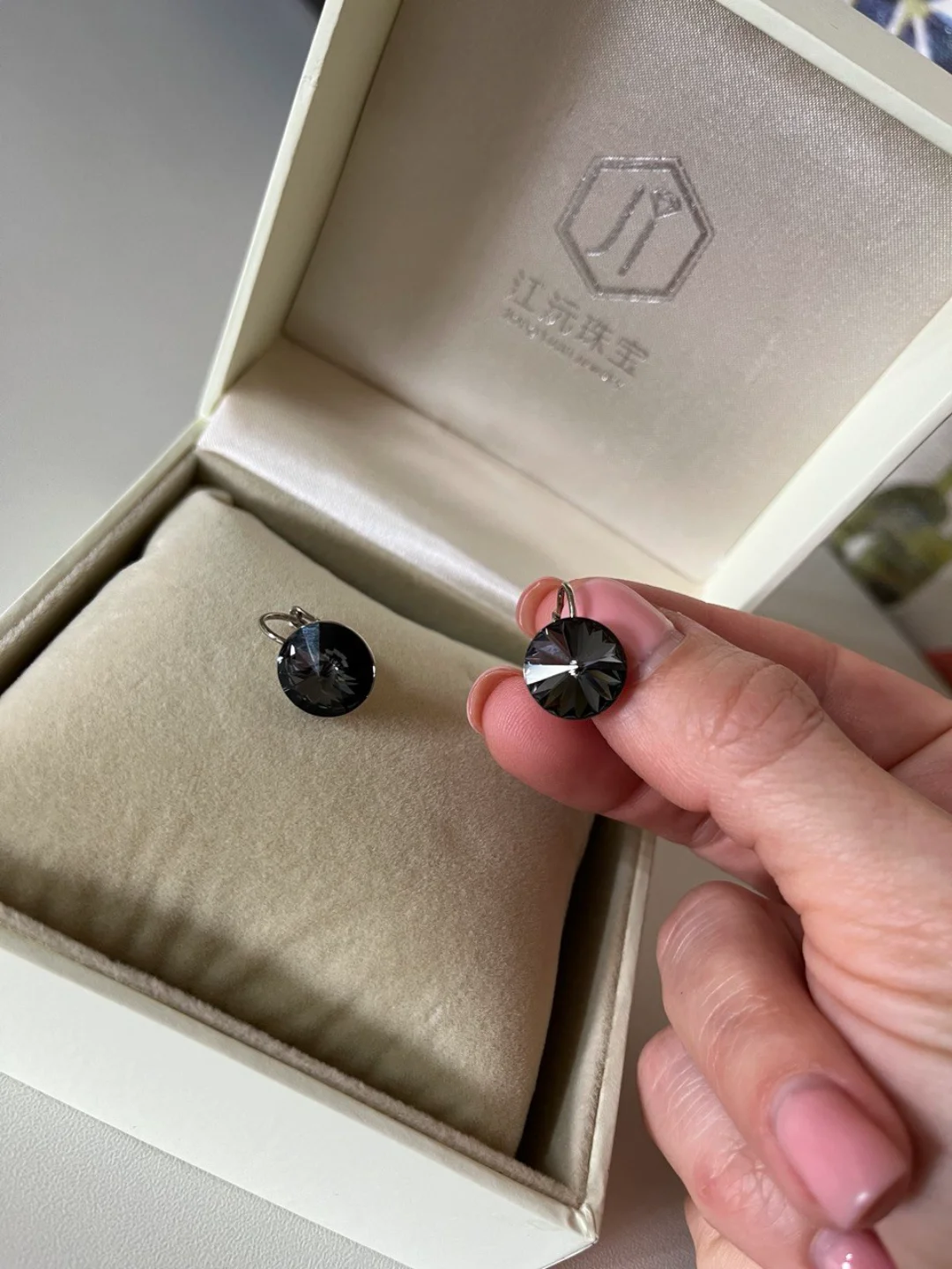 Серебряный серьги с камнем Swarovski