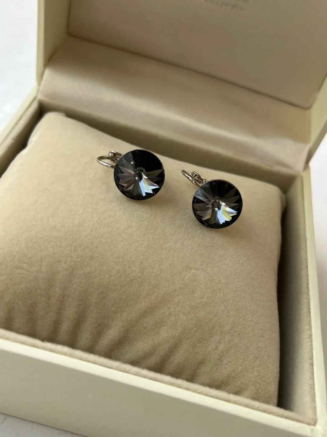 Серый серьги с камнем Swarovski