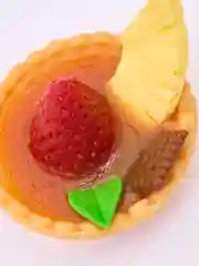 Тарталетка с клубникой и ананасом"