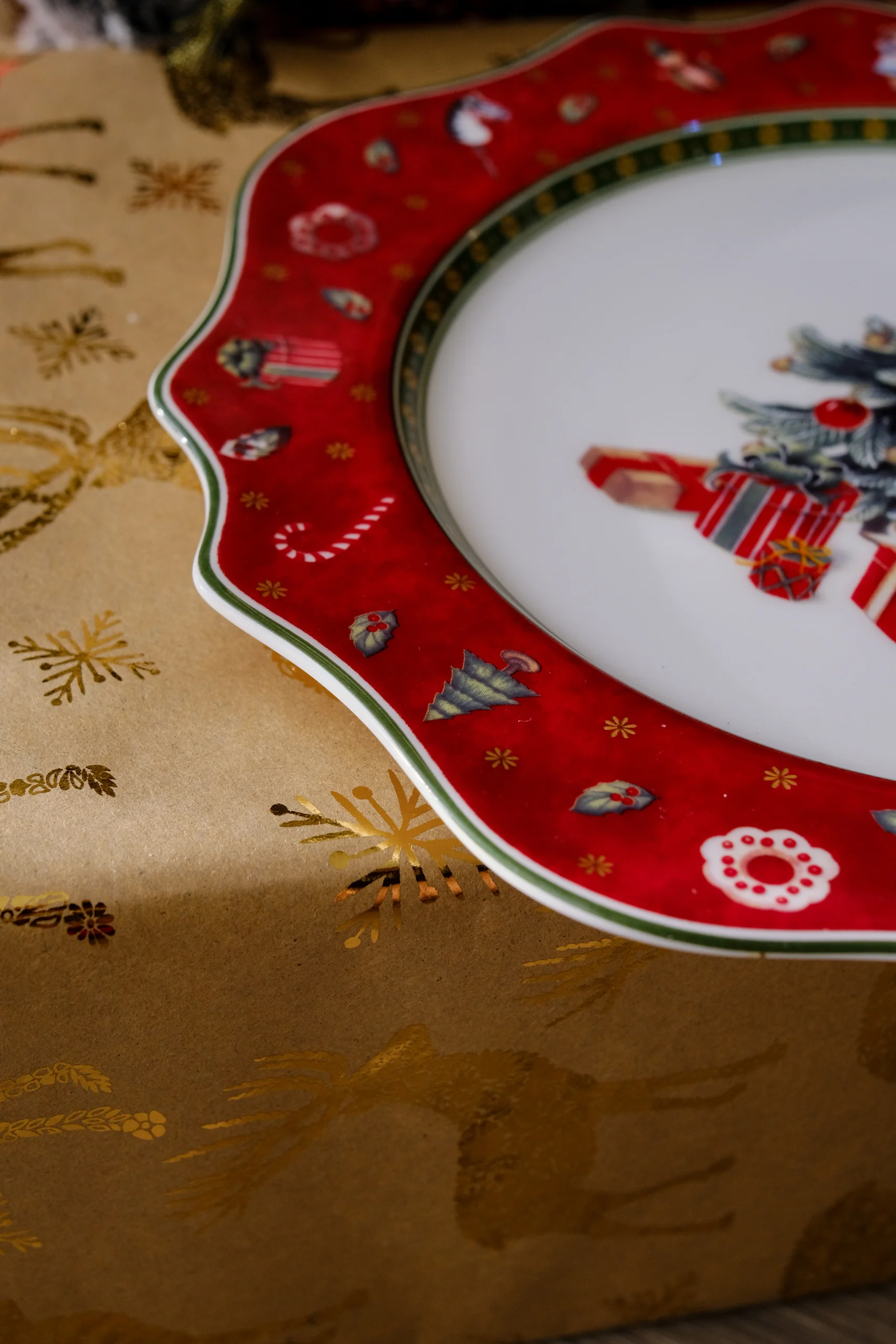 Разноцветный блюдо круглое Repast Christmas world Bordo диаметр 30 см