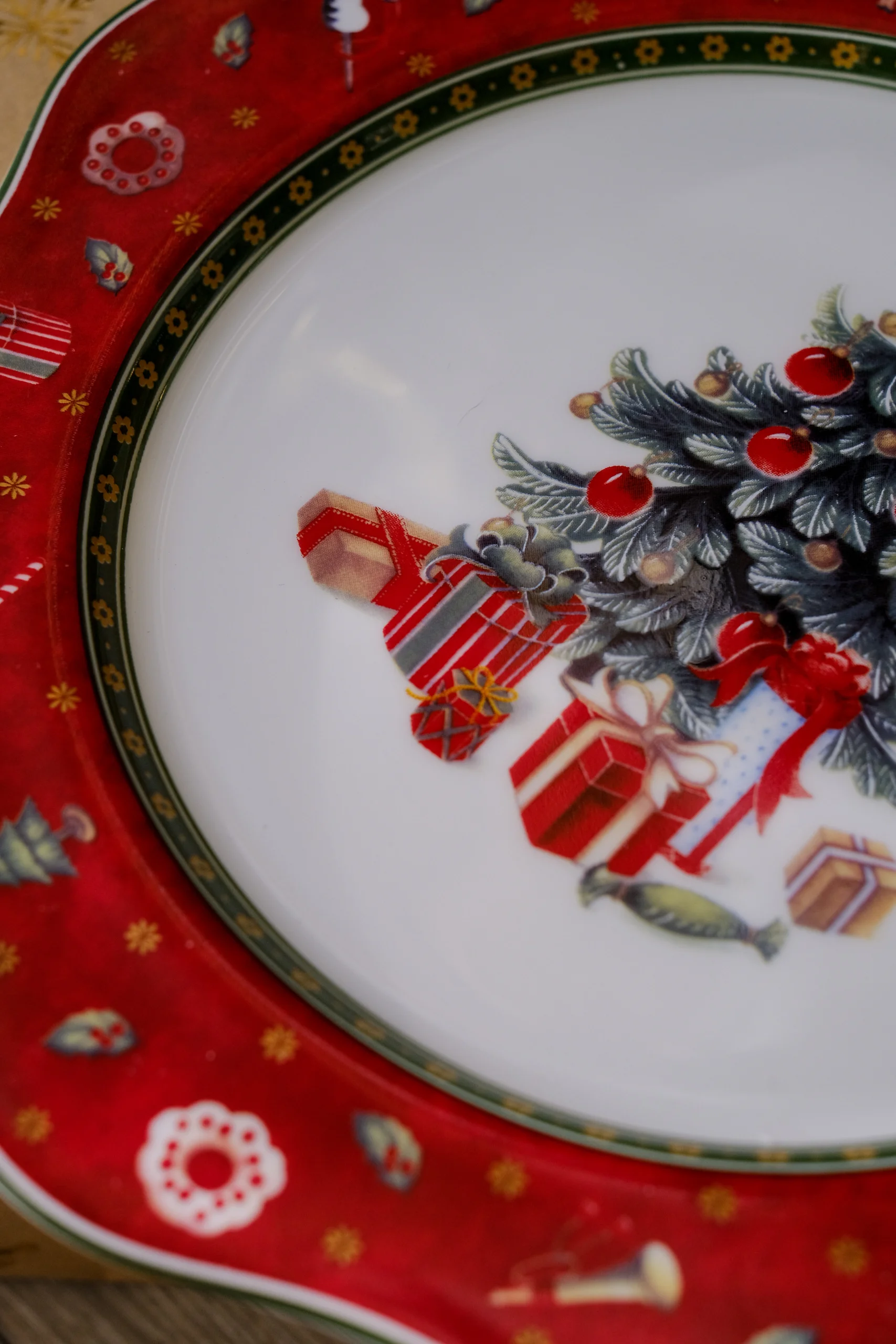 Разноцветный блюдо круглое Repast Christmas world Bordo диаметр 30 см
