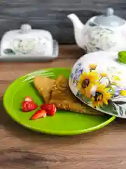 Блюдо для блинов с крышкой REPAST Подсолнухи 23*23*9,7 см