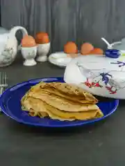 Белый блюдо для блинов с крышкой REPAST Гуси 23*23*9,7 см