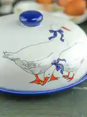 Белый блюдо для блинов с крышкой REPAST Гуси 23*23*9,7 см