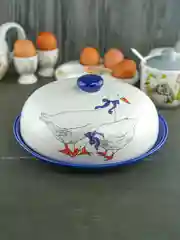 Белый блюдо для блинов с крышкой REPAST Гуси 23*23*9,7 см