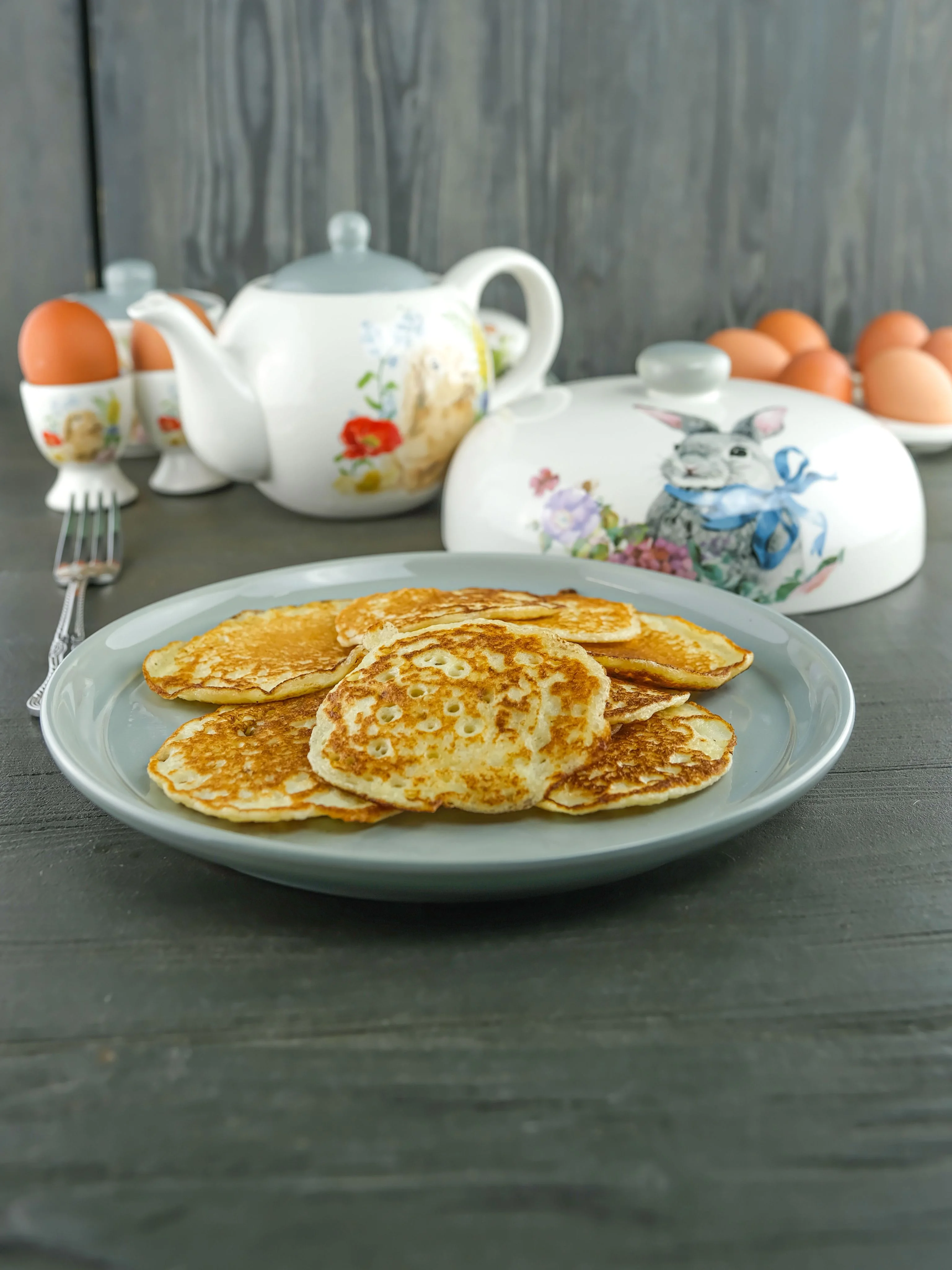 Серый блюдо для блинов с крышкой Repast Happy Easter 23*9,7 см
