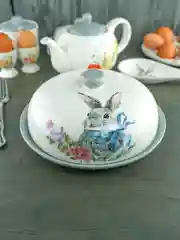 Серый блюдо для блинов с крышкой Repast Happy Easter 23*9,7 см