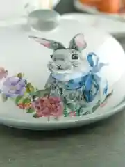 Серый блюдо для блинов с крышкой Repast Happy Easter 23*9,7 см