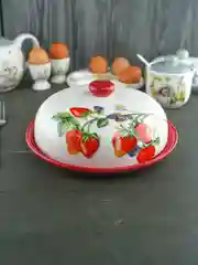Красный блюдо для блинов с крышкой Repast Клубника 23*23*9,7 см
