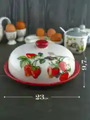 Красный блюдо для блинов с крышкой Repast Клубника 23*23*9,7 см