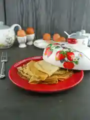 Красный блюдо для блинов с крышкой Repast Клубника 23*23*9,7 см