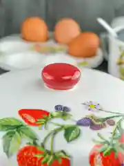 Красный блюдо для блинов с крышкой Repast Клубника 23*23*9,7 см