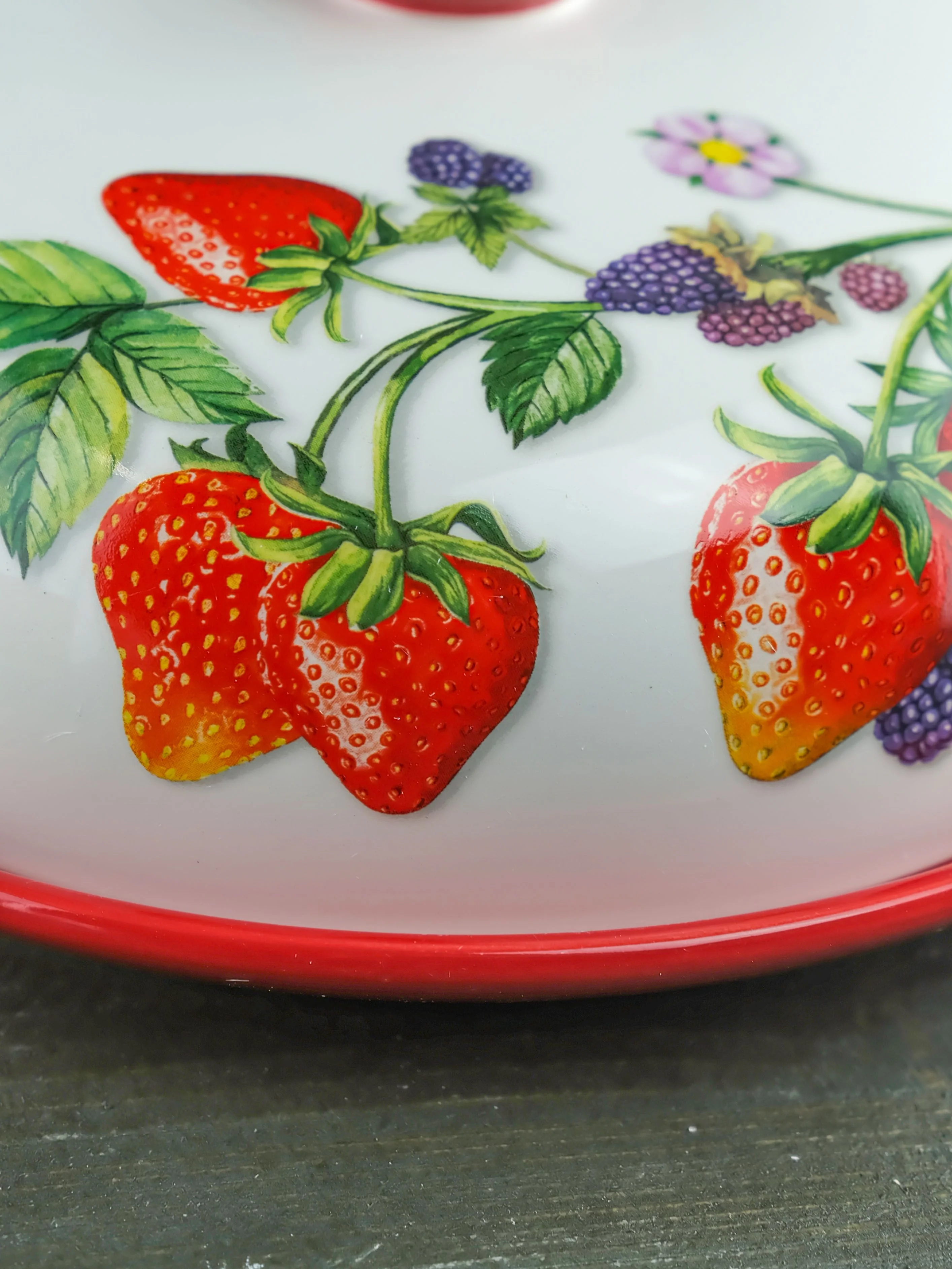 Красный блюдо для блинов с крышкой Repast Клубника 23*23*9,7 см