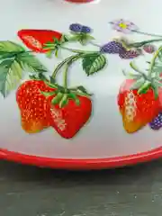 Красный блюдо для блинов с крышкой Repast Клубника 23*23*9,7 см