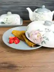 Блюдо для блинов с крышкой REPAST Розы 23*23*9,7 см