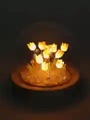 Коралловый ночник с тюльпанами под стеклянным куполом
