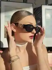 Черный солнцезащитные очки c яркой оправой