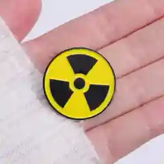 Желтый металлический значок, брошь, пин, pin "Радиация, опасность"