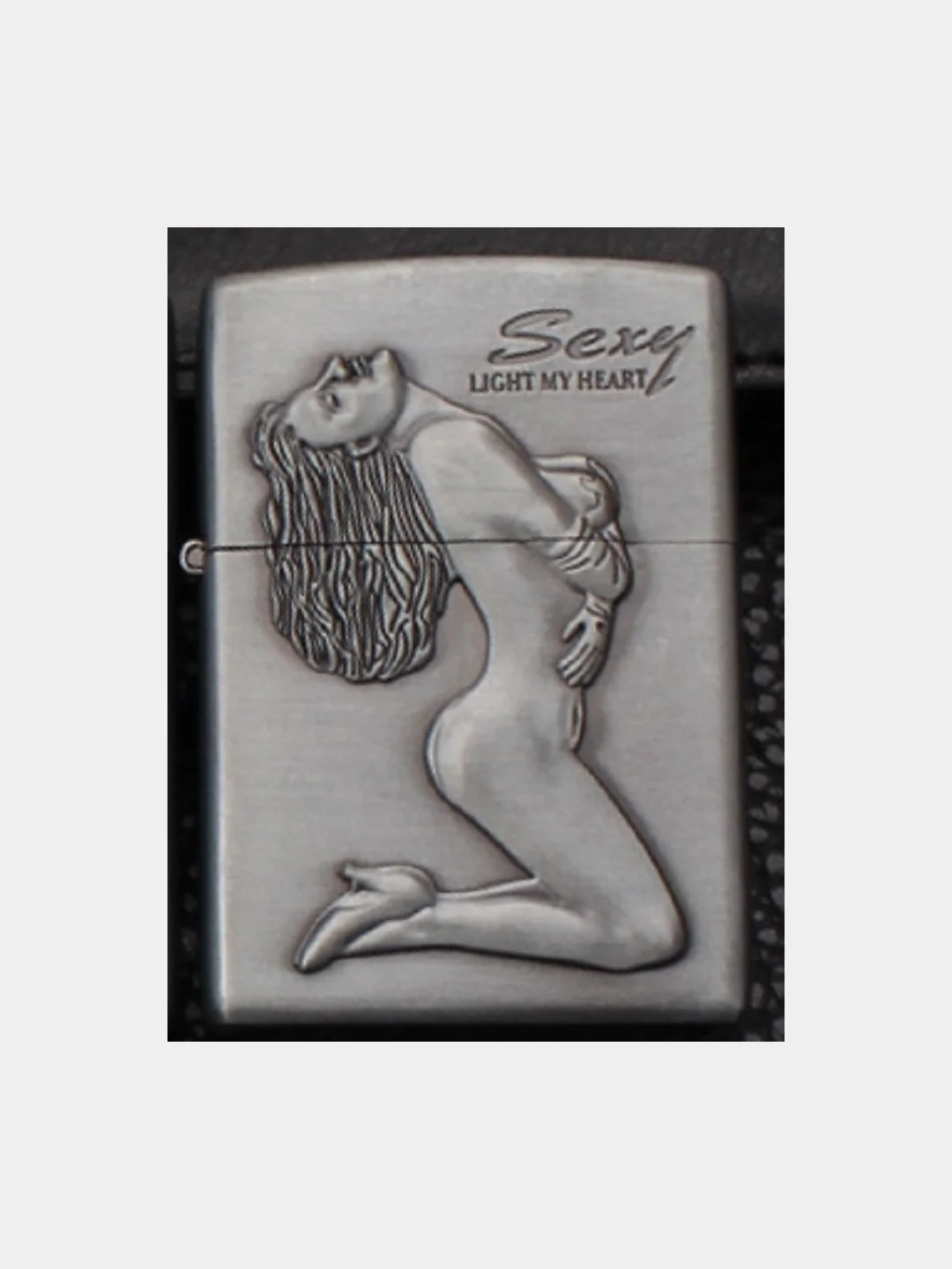 Серый зажигалка бензиновая с рельефным рисунком девушки