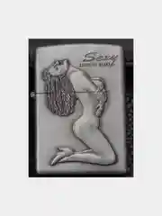 Серый зажигалка бензиновая с рельефным рисунком девушки